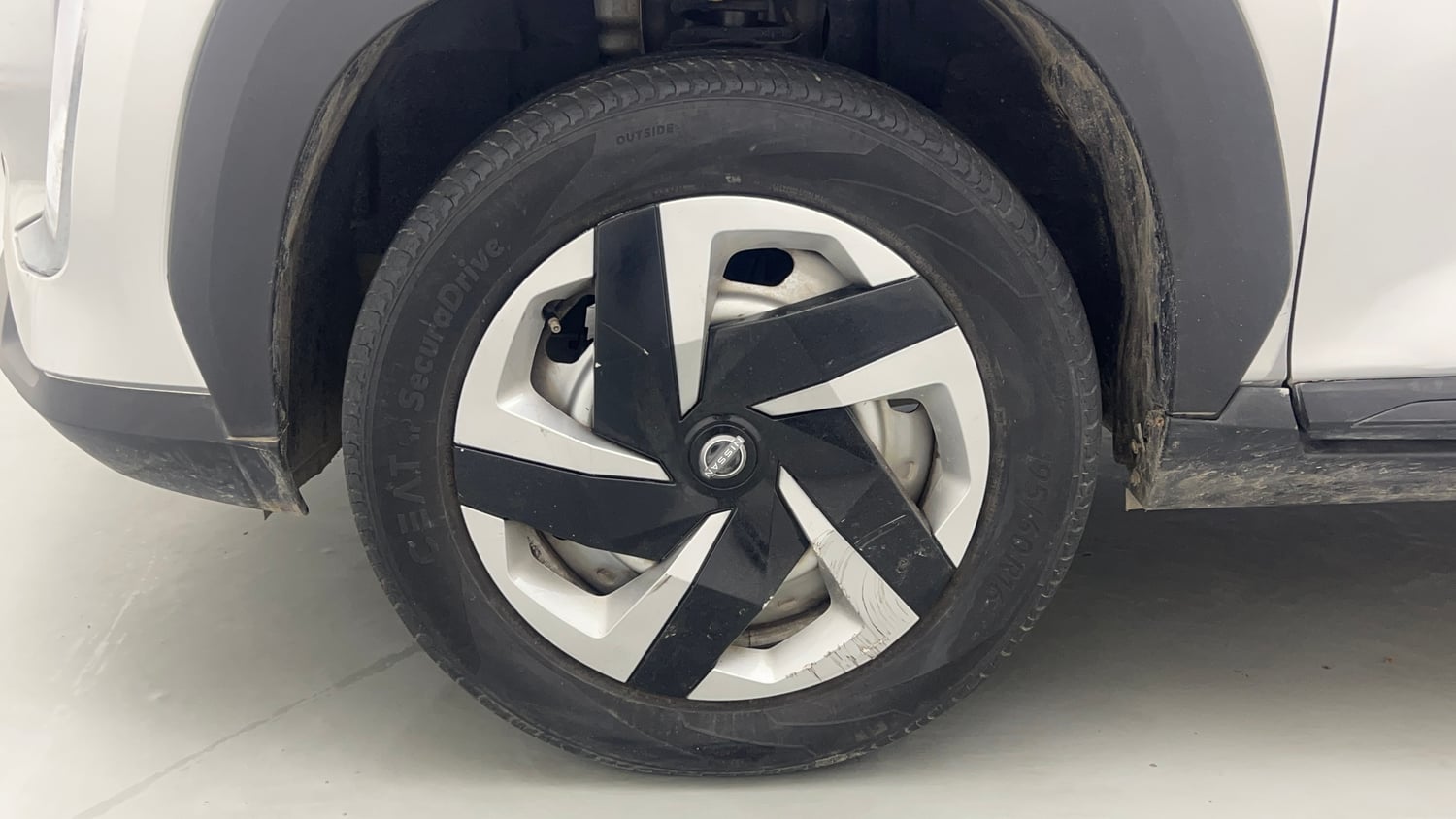 Used 2021 Nissan Magnite XE Petrol Manual tyres LEFT FRONT TYRE RIM VIEW