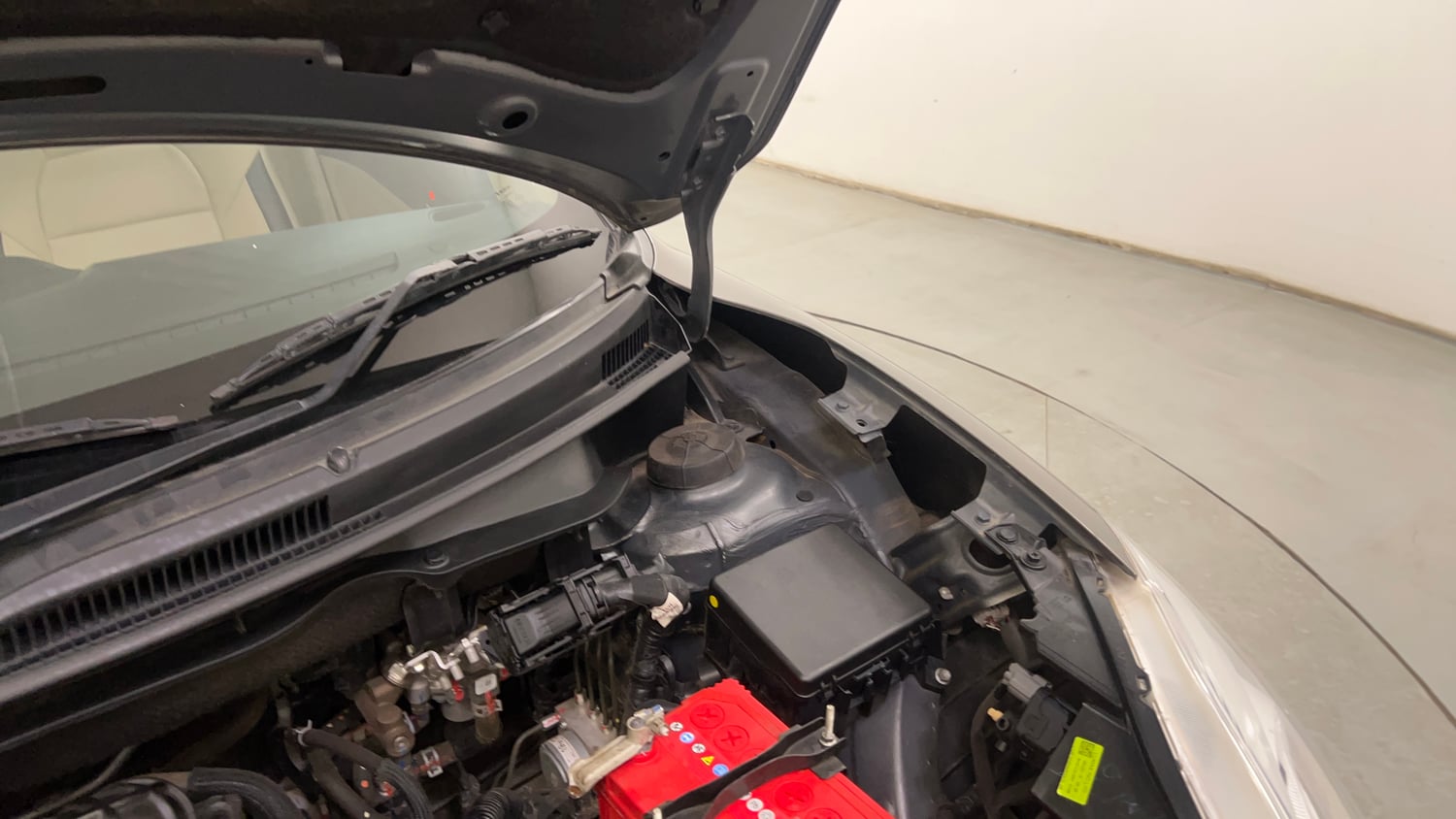 Used 2022 Maruti Suzuki Dzire ZXi CNG Cng Manual engine ENGINE LEFT SIDE HINGE & APRON VIEW