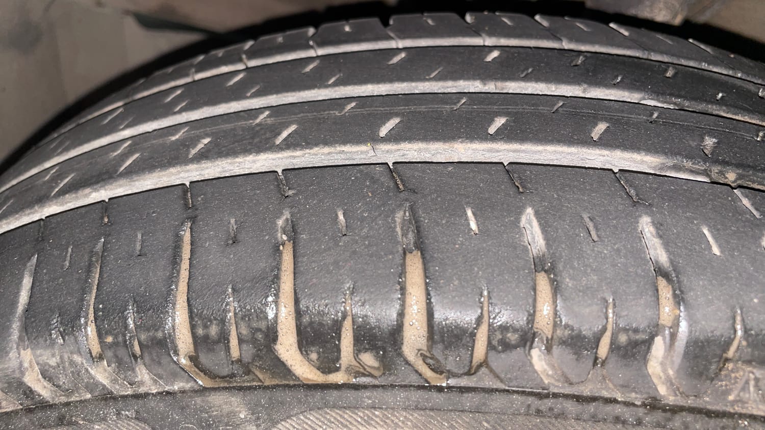 Used 2018 Maruti Suzuki Dzire VXi AMT Petrol Automatic tyres LEFT FRONT TYRE TREAD VIEW