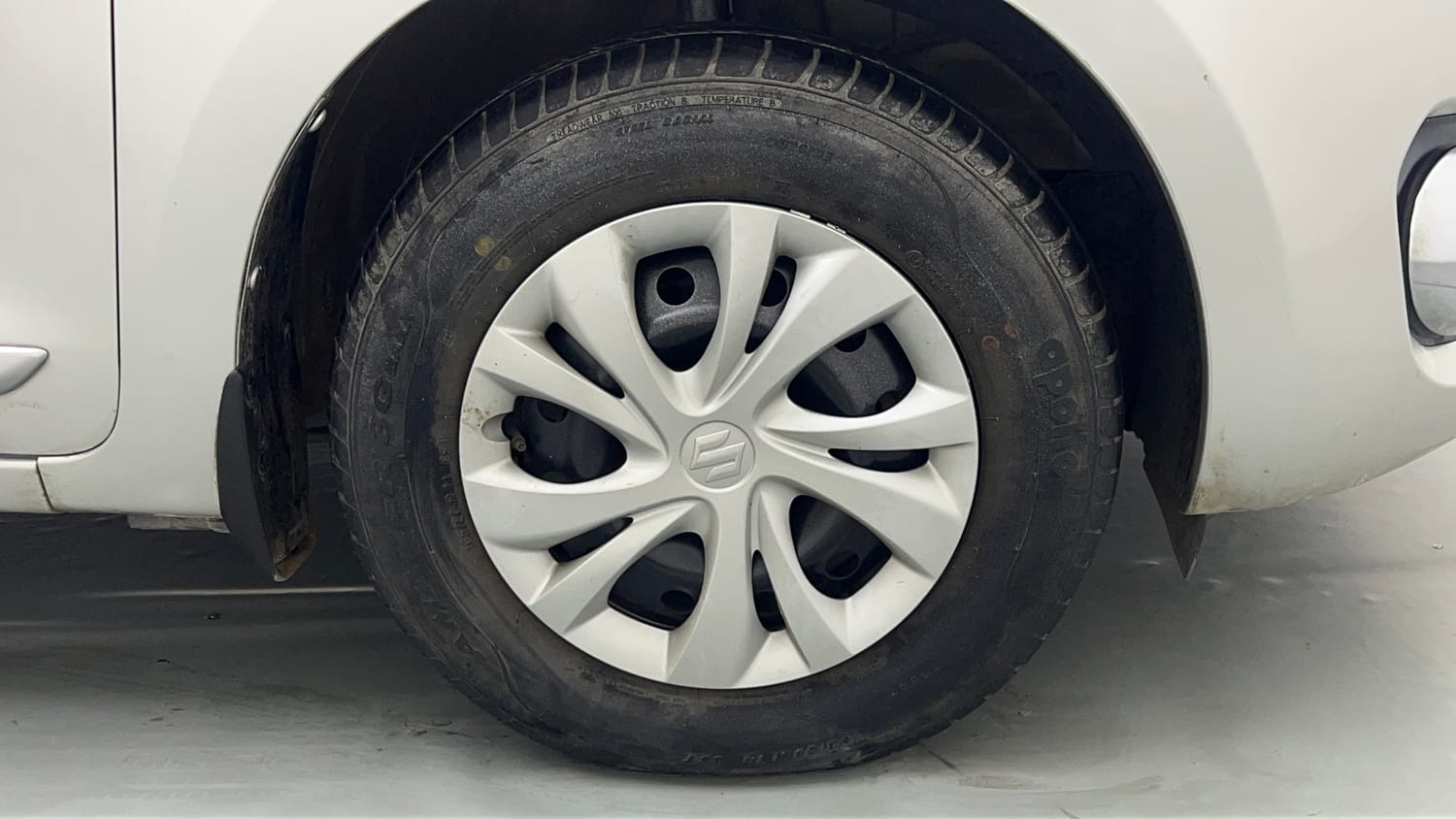 Used 2022 Maruti Suzuki Swift VXi Petrol Manual tyres RIGHT FRONT TYRE RIM VIEW