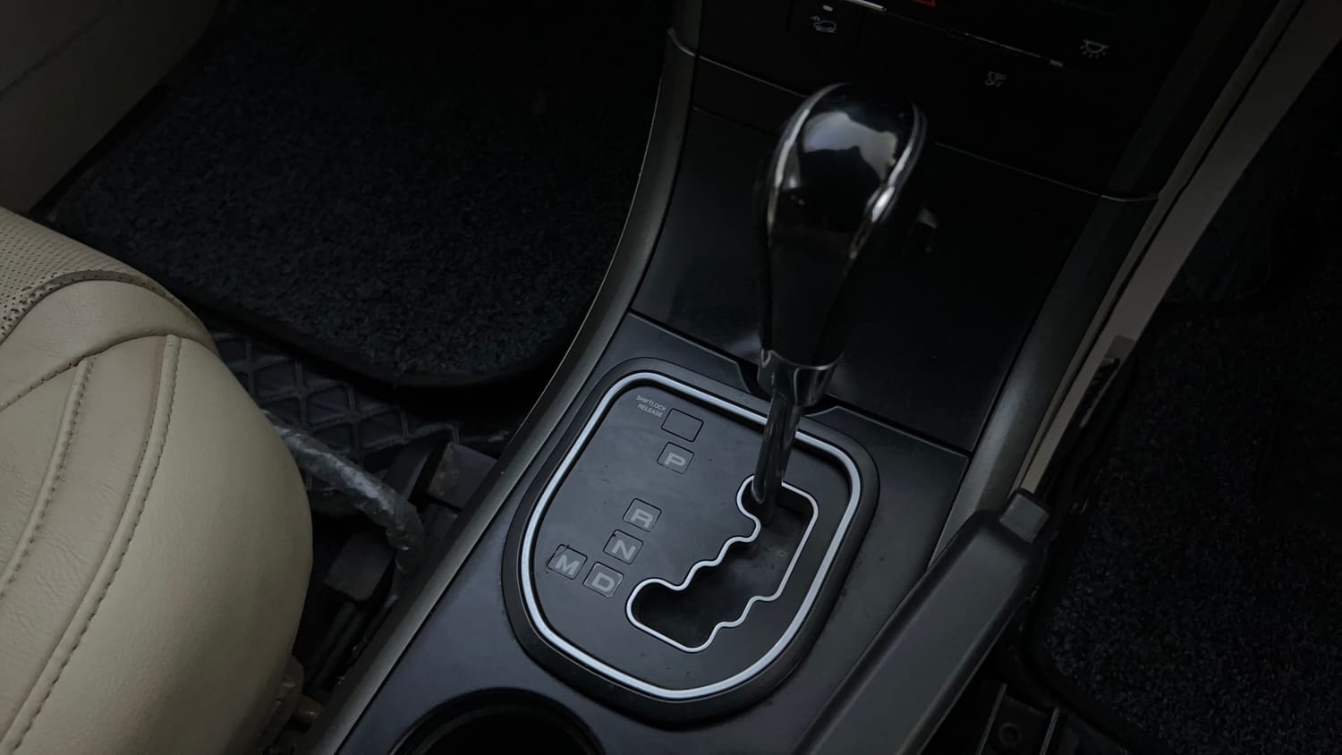 Used 2017 Mahindra XUV500 W10 AT Diesel Automatic interior GEAR  KNOB VIEW