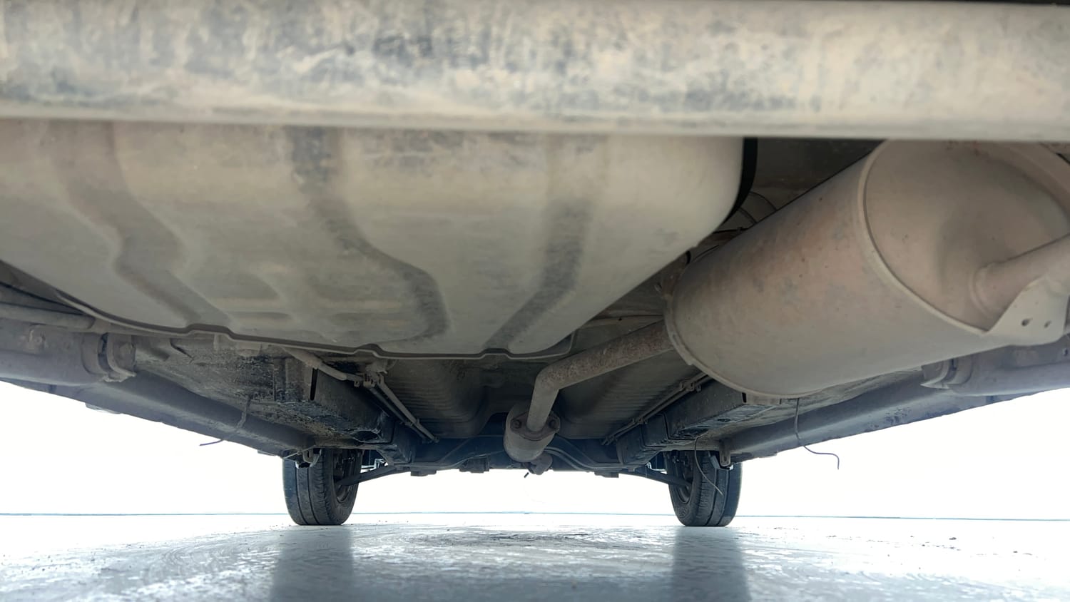 Used 2014 Maruti Suzuki Wagon R LXI Petrol Manual extra REAR UNDERBODY VIEW (TAKEN FROM REAR)