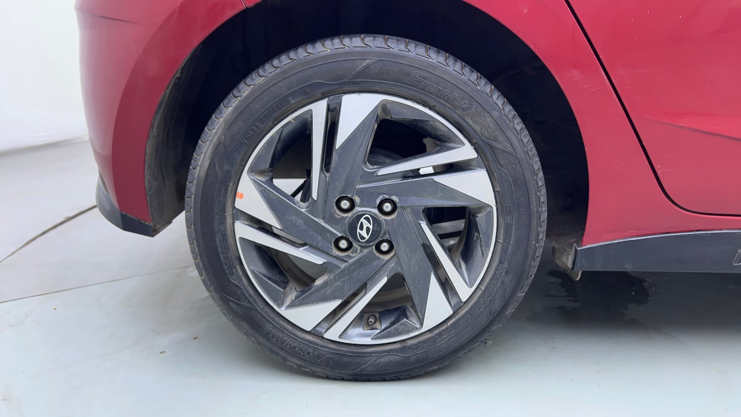 Used 2021 Hyundai New i20 Asta (O) 1.0 Turbo DCT Petrol Automatic tyres RIGHT REAR TYRE RIM VIEW