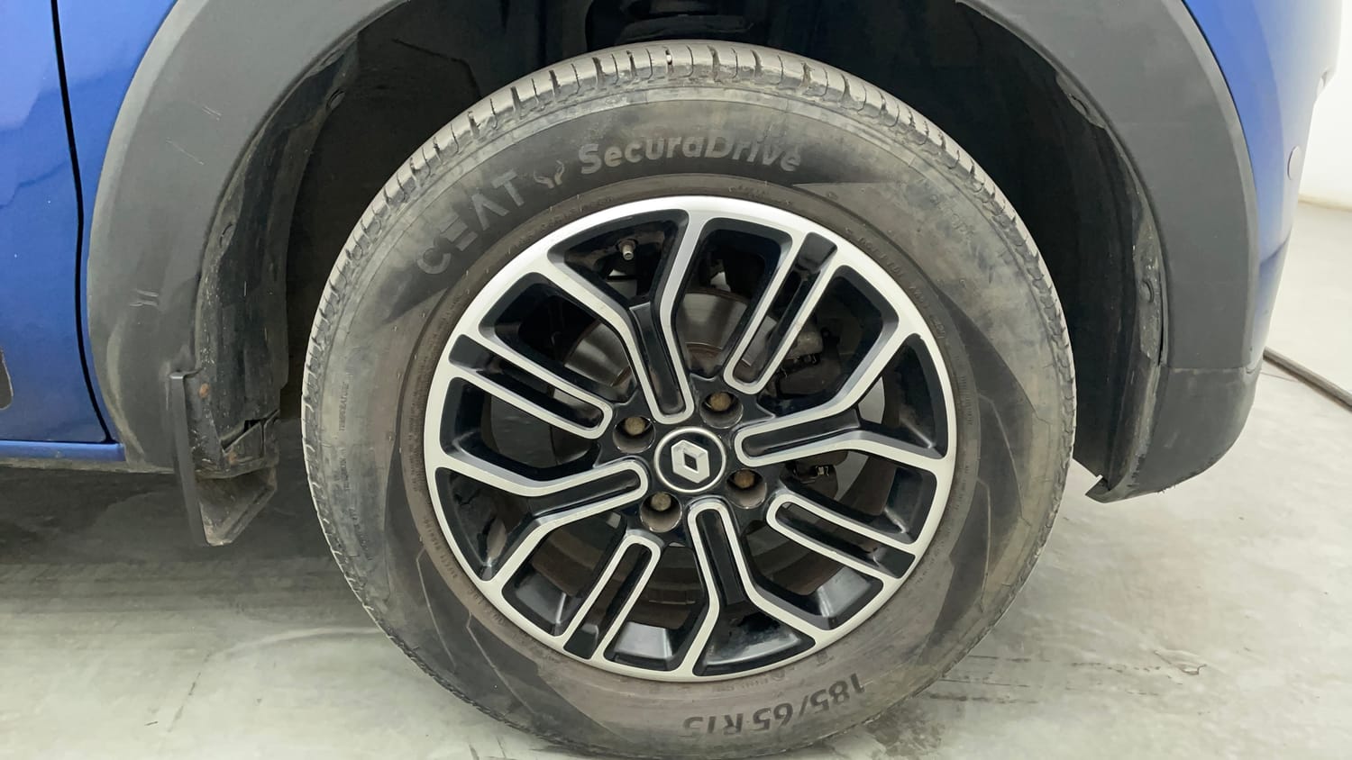 Used 2021 Renault Triber RXZ EASY-R AMT Petrol Automatic tyres RIGHT FRONT TYRE RIM VIEW
