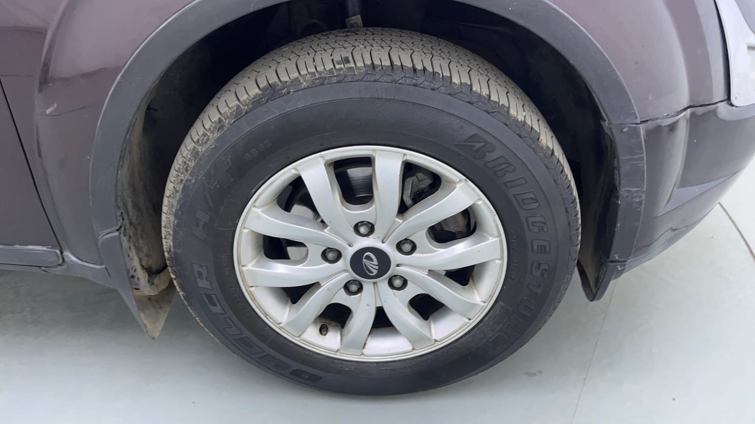 Used 2016 Mahindra XUV500 W10 AT Diesel Automatic tyres RIGHT FRONT TYRE RIM VIEW