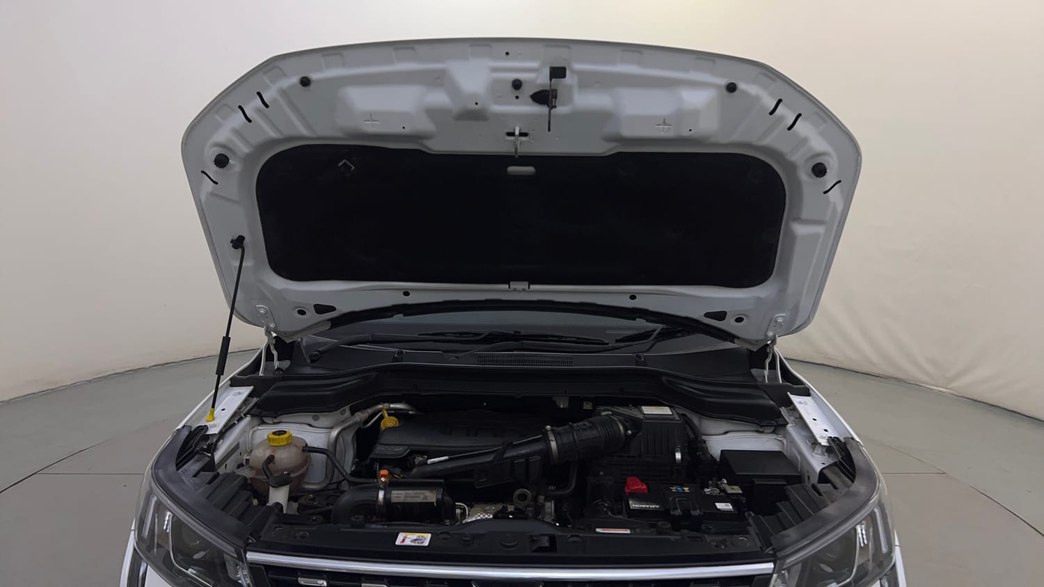 Used 2024 Mahindra XUV 300 W8 (O) 1.2 Petrol Petrol Manual engine ENGINE & BONNET OPEN FRONT VIEW