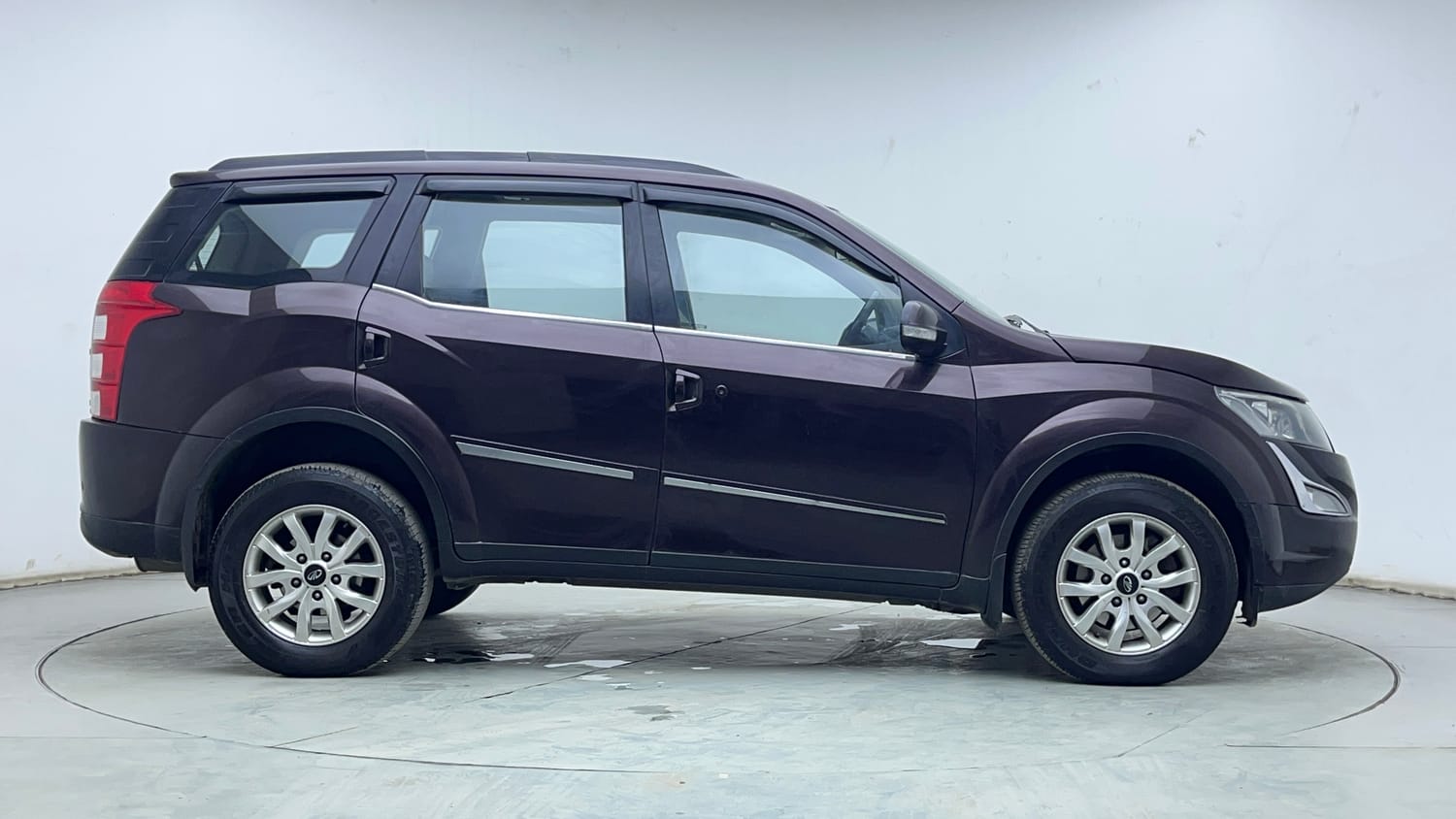 Used 2016 Mahindra XUV500 W10 AT Diesel Automatic exterior RIGHT SIDE VIEW