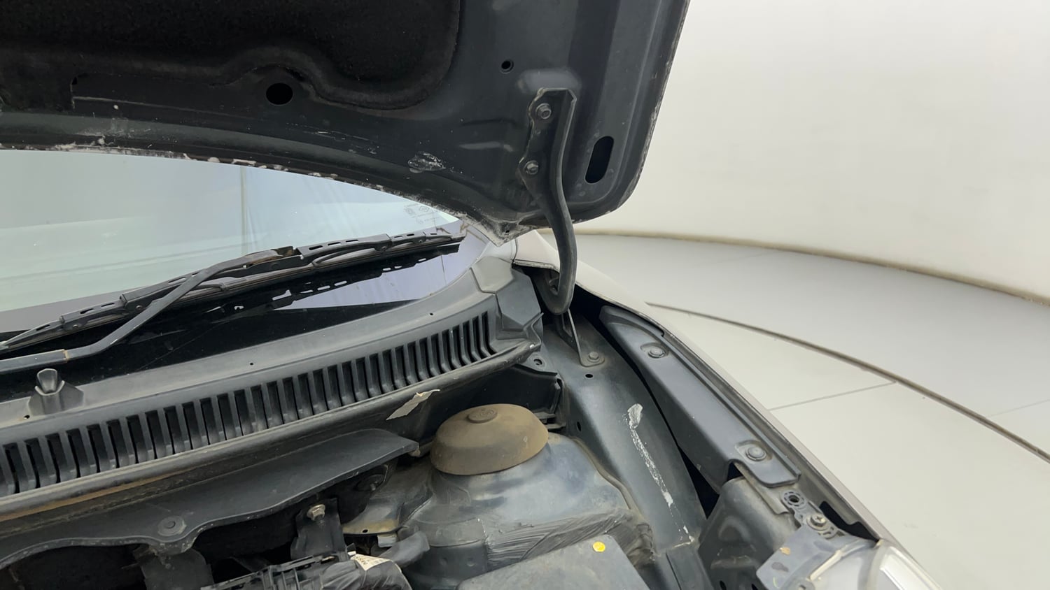 Used 2020 Maruti Suzuki Baleno Zeta Petrol Manual engine ENGINE LEFT SIDE HINGE & APRON VIEW