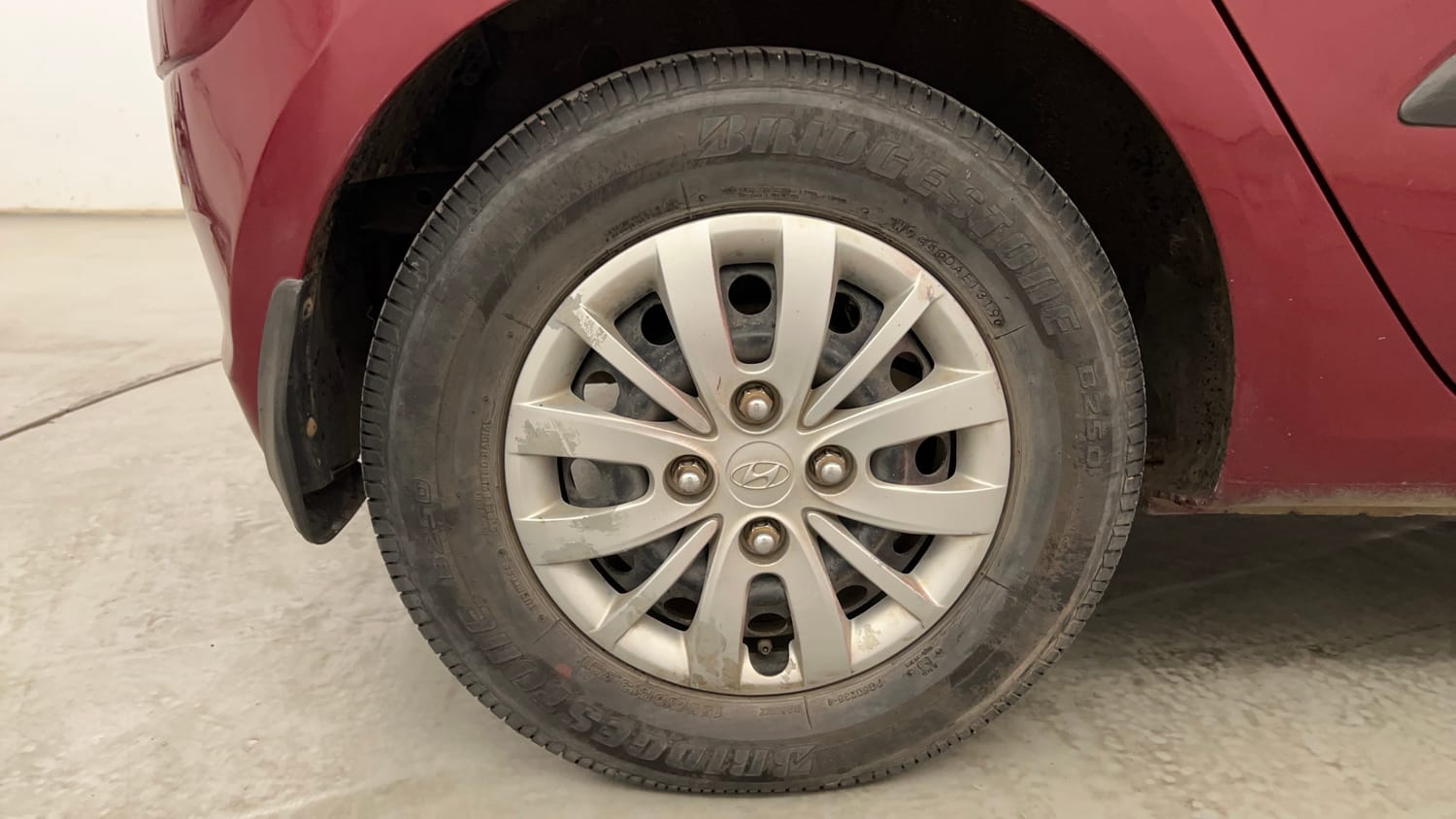 Used 2015 Hyundai i10 Sportz 1.1 iRDE2 Petrol Manual tyres RIGHT REAR TYRE RIM VIEW
