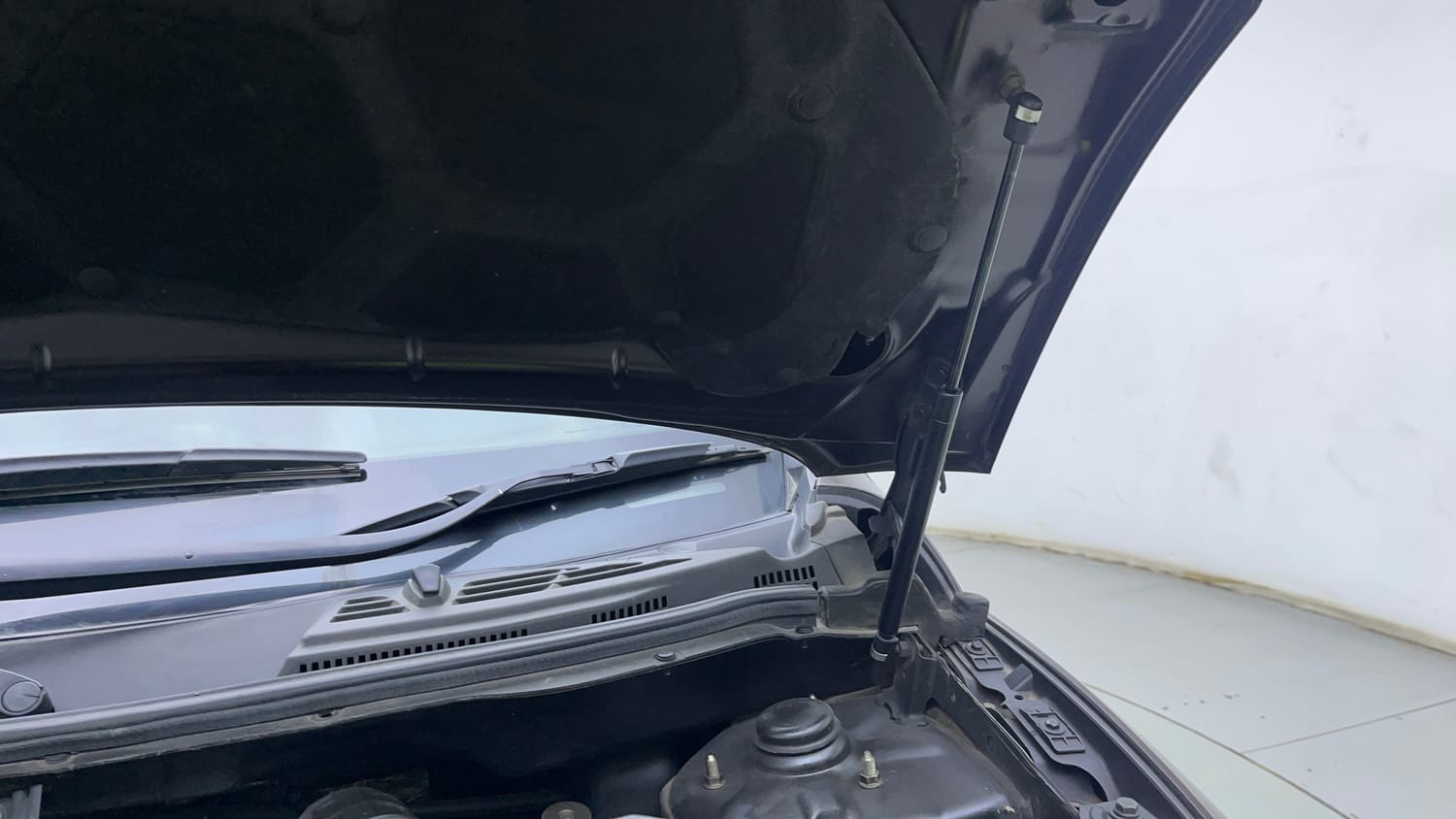 Used 2016 Mahindra XUV500 W10 AT Diesel Automatic engine ENGINE LEFT SIDE HINGE & APRON VIEW