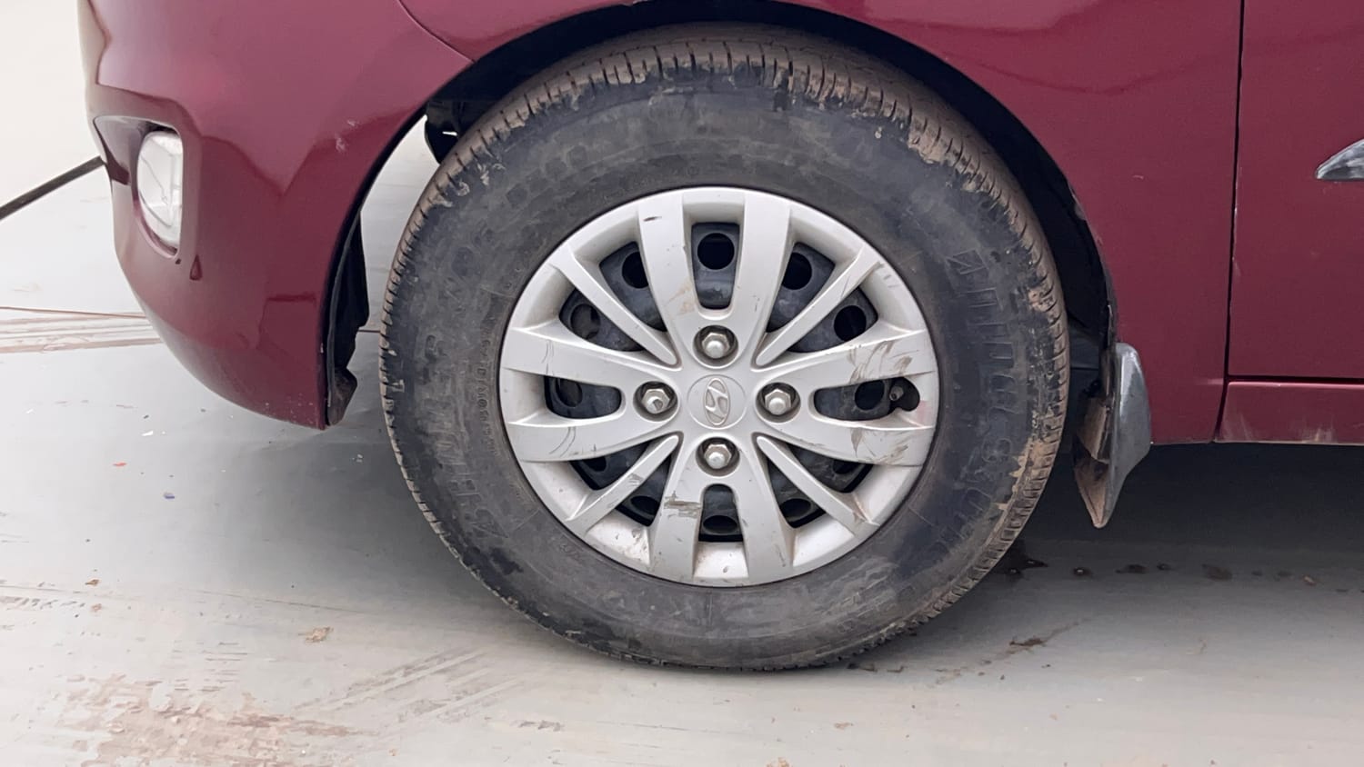 Used 2016 Hyundai i10 Sportz 1.1 iRDE2 Petrol Manual tyres LEFT FRONT TYRE RIM VIEW