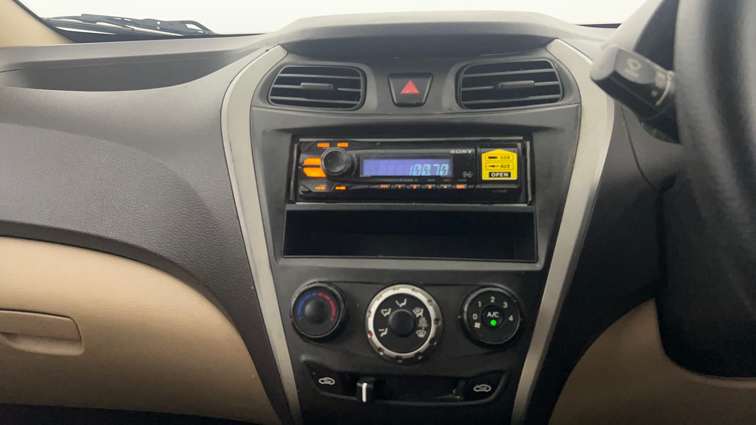 Used 2014 Hyundai Eon Era + Petrol Manual interior MUSIC SYSTEM & AC CONTROL VIEW