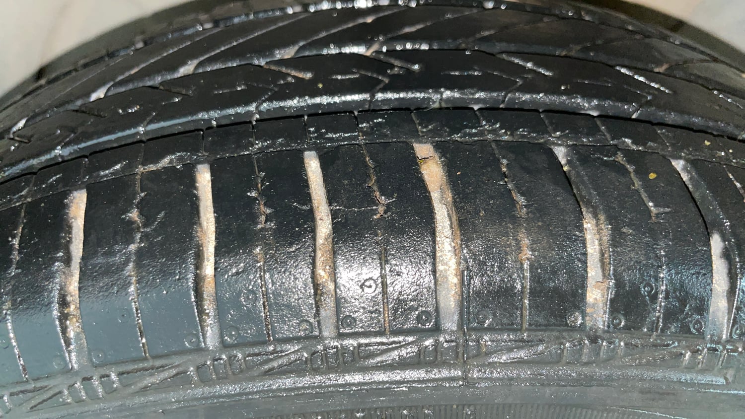 Used 2016 Tata Tiago Revotron XT Petrol Manual tyres LEFT FRONT TYRE TREAD VIEW
