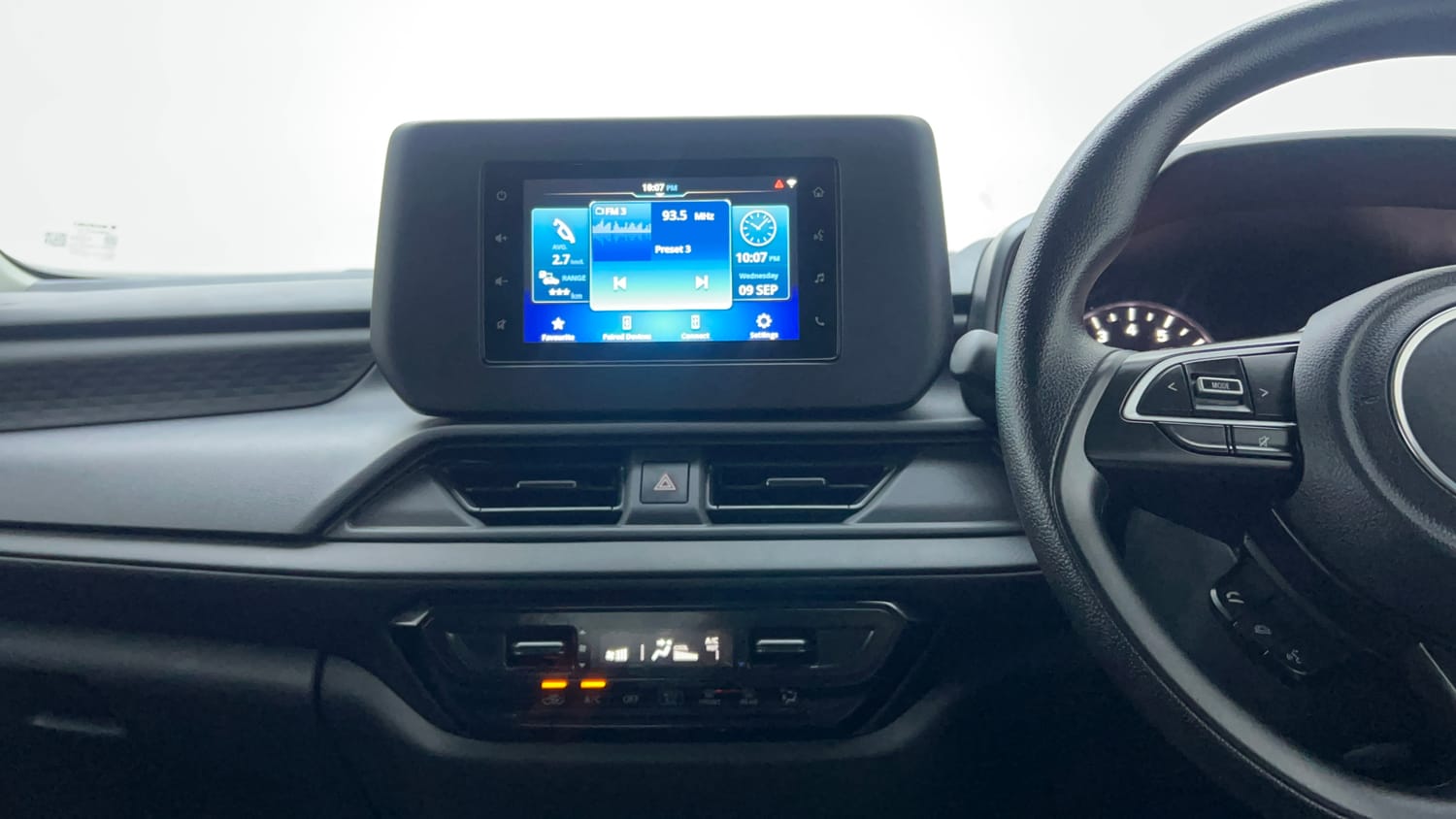 Used 2025 Maruti Suzuki Swift VXi AMT Petrol Automatic interior MUSIC SYSTEM & AC CONTROL VIEW