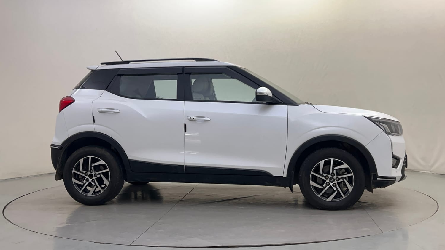 Used 2024 Mahindra XUV 300 W8 (O) 1.2 Petrol Petrol Manual exterior RIGHT SIDE VIEW
