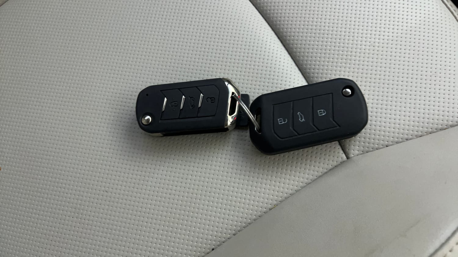 Used 2024 Mahindra XUV 300 W8 (O) 1.2 Petrol Petrol Manual extra CAR KEY VIEW