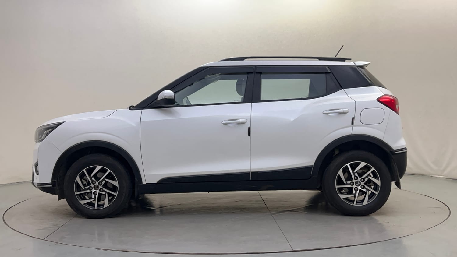 Used 2024 Mahindra XUV 300 W8 (O) 1.2 Petrol Petrol Manual exterior LEFT SIDE VIEW