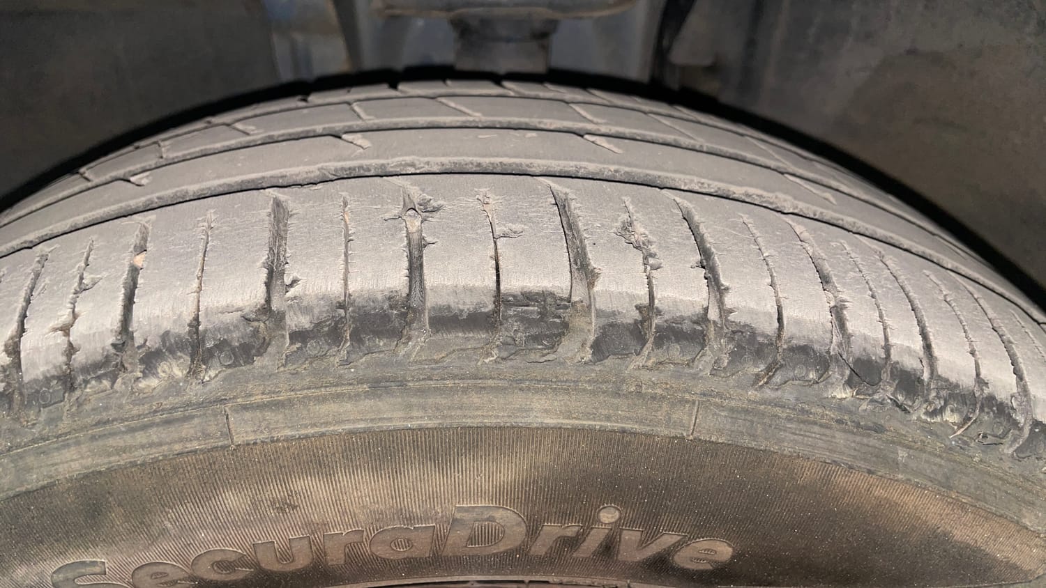 Used 2021 Renault Triber RXZ EASY-R AMT Petrol Automatic tyres LEFT FRONT TYRE TREAD VIEW