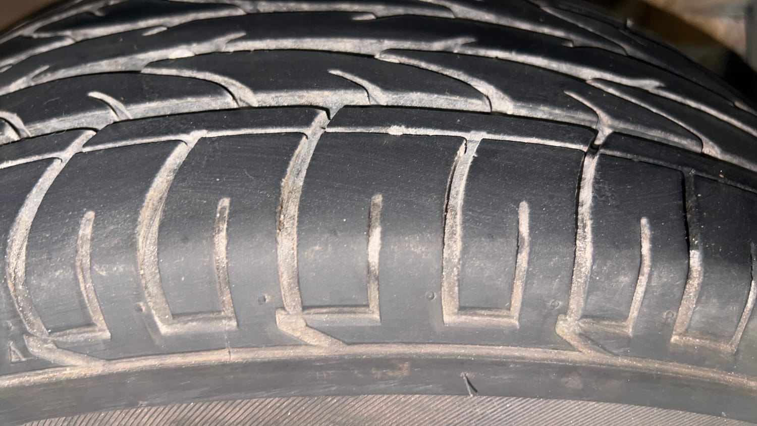 Used 2024 Mahindra XUV 300 W8 (O) 1.2 Petrol Petrol Manual tyres RIGHT FRONT TYRE TREAD VIEW