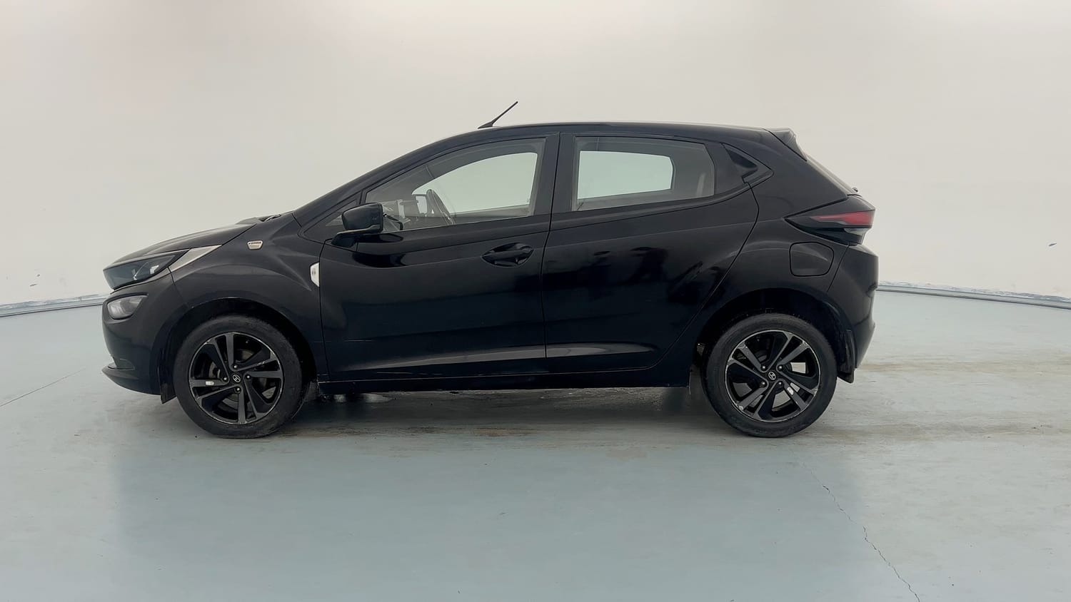 Used 2022 Tata Altroz XZ Plus Diesel Dark Edition Diesel Manual exterior LEFT SIDE VIEW