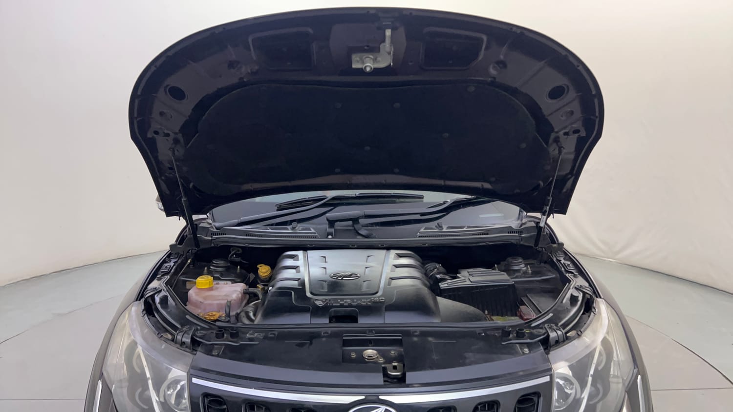Used 2017 Mahindra XUV500 W10 AT Diesel Automatic engine ENGINE & BONNET OPEN FRONT VIEW