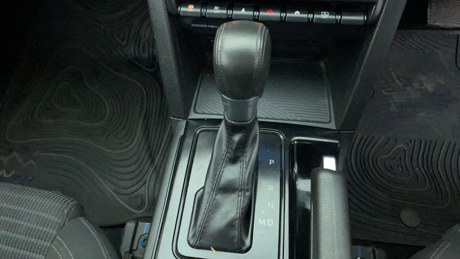 Used 2022 Mahindra XUV700 AX 5 Petrol AT 5 STR Petrol Automatic interior GEAR  KNOB VIEW