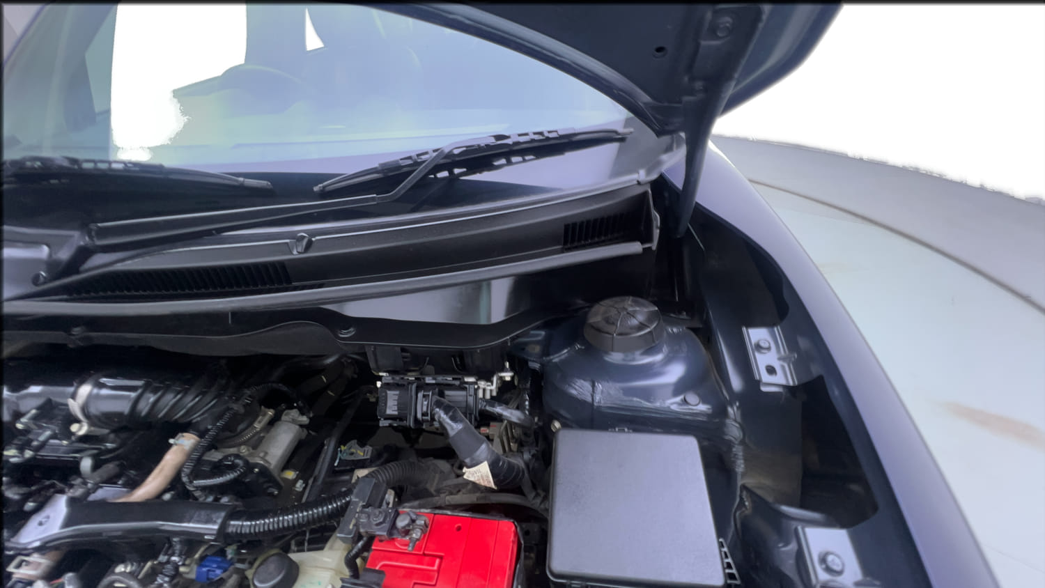 Used 2023 Maruti Suzuki Swift VXi AMT Petrol Automatic engine ENGINE LEFT SIDE HINGE & APRON VIEW