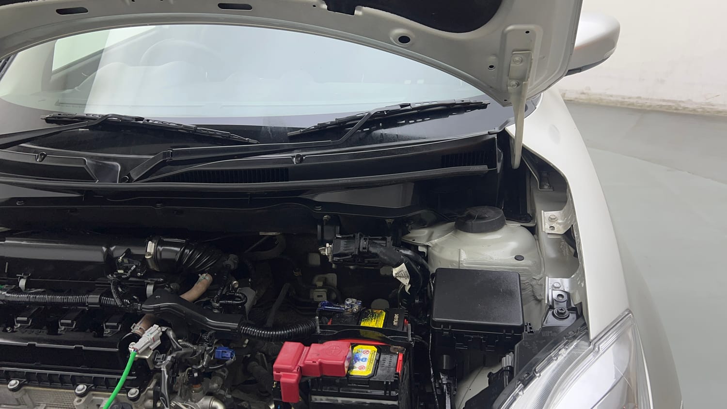 Used 2022 Maruti Suzuki Swift VXi Petrol Manual engine ENGINE LEFT SIDE HINGE & APRON VIEW