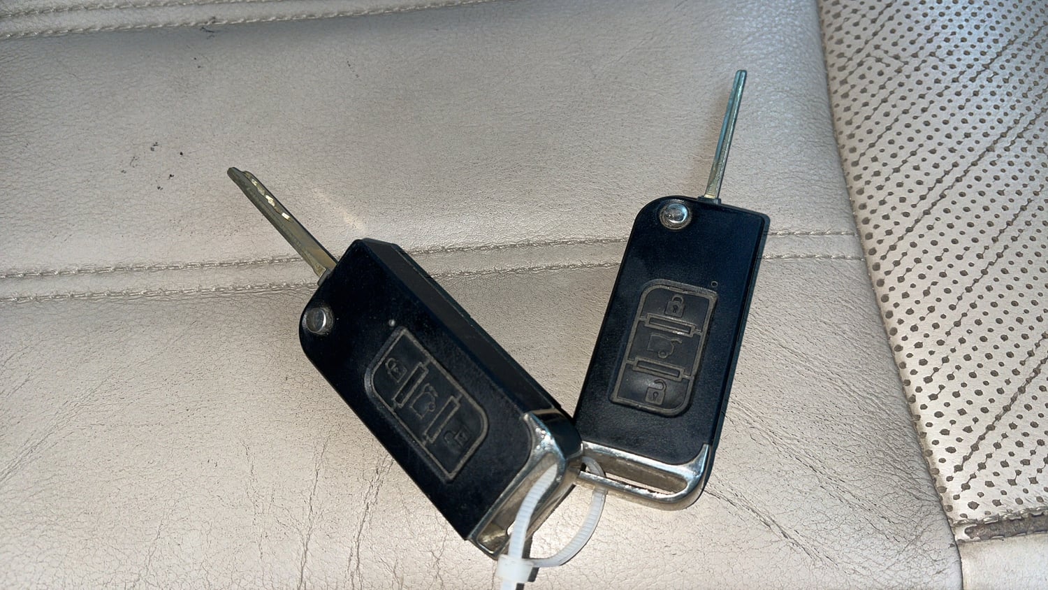 Used 2016 Mahindra XUV500 W10 AT Diesel Automatic extra CAR KEY VIEW