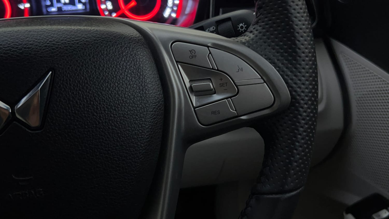 Used 2024 Mahindra XUV 300 W8 (O) 1.2 Petrol Petrol Manual top_features Cruise control