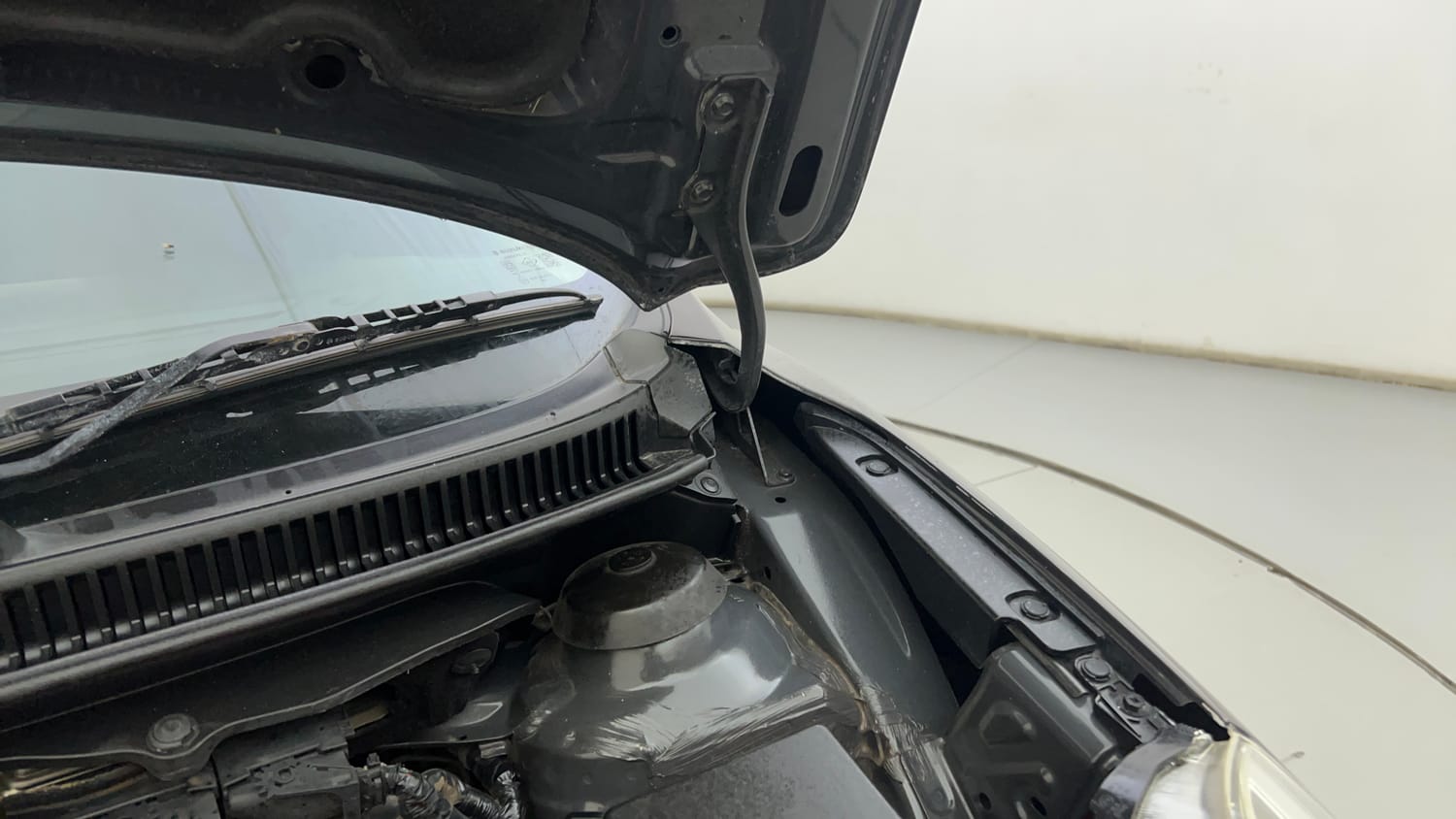 Used 2017 Maruti Suzuki Baleno RS 1.0 Petrol Manual engine ENGINE LEFT SIDE HINGE & APRON VIEW