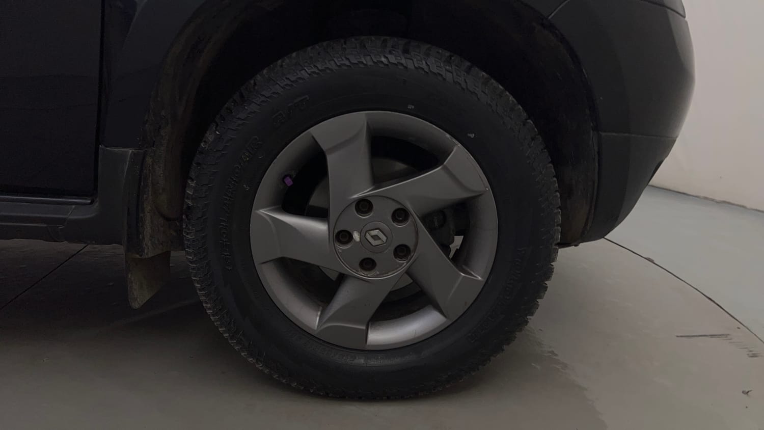 Used 2015 Renault Duster RxL Petrol Petrol Manual tyres RIGHT FRONT TYRE RIM VIEW