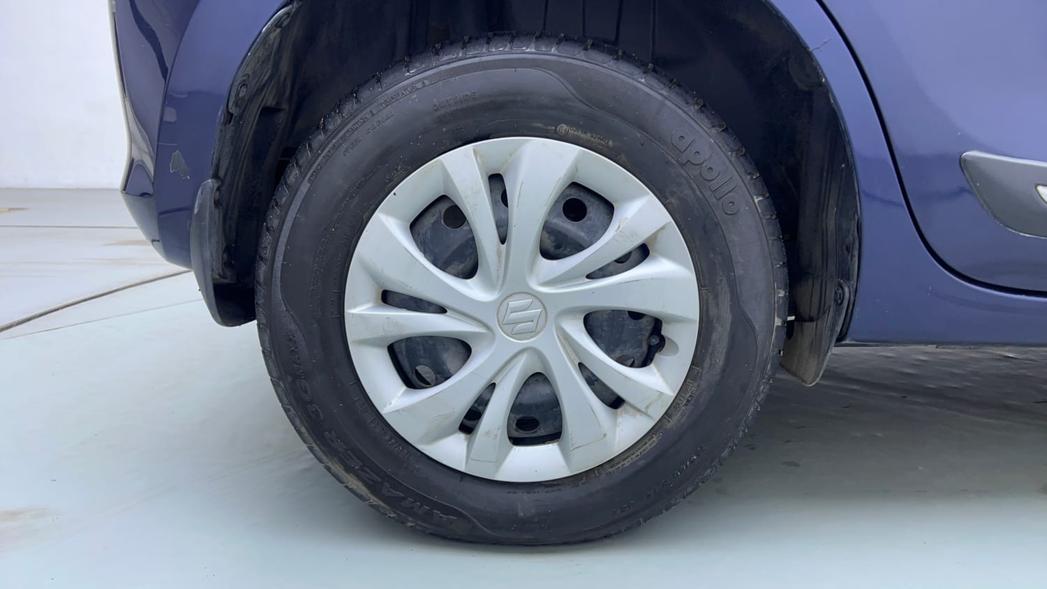 Used 2023 Maruti Suzuki Swift VXi AMT Petrol Automatic tyres RIGHT REAR TYRE RIM VIEW