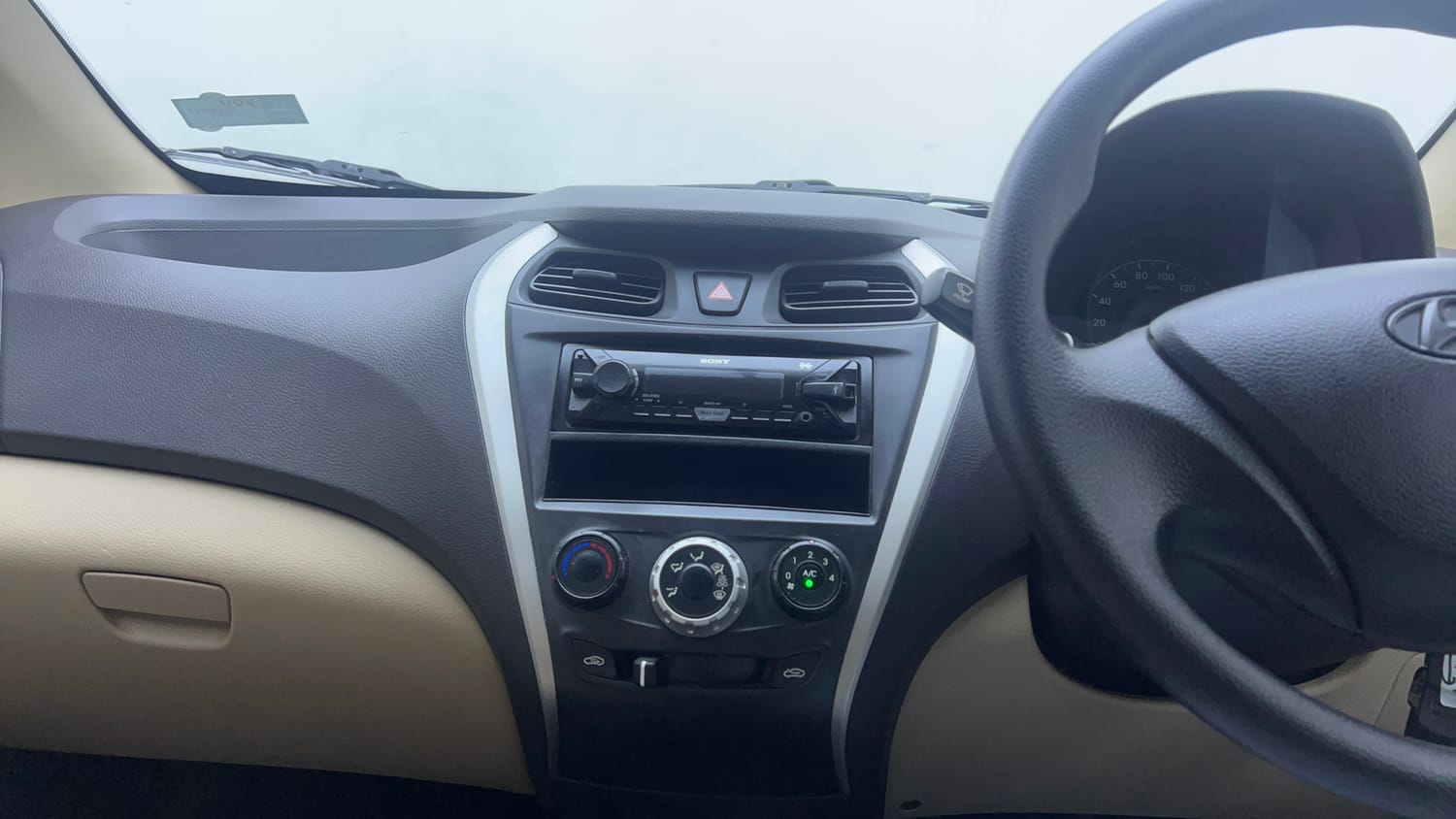 Used 2017 Hyundai Eon Era + Petrol Manual interior MUSIC SYSTEM & AC CONTROL VIEW