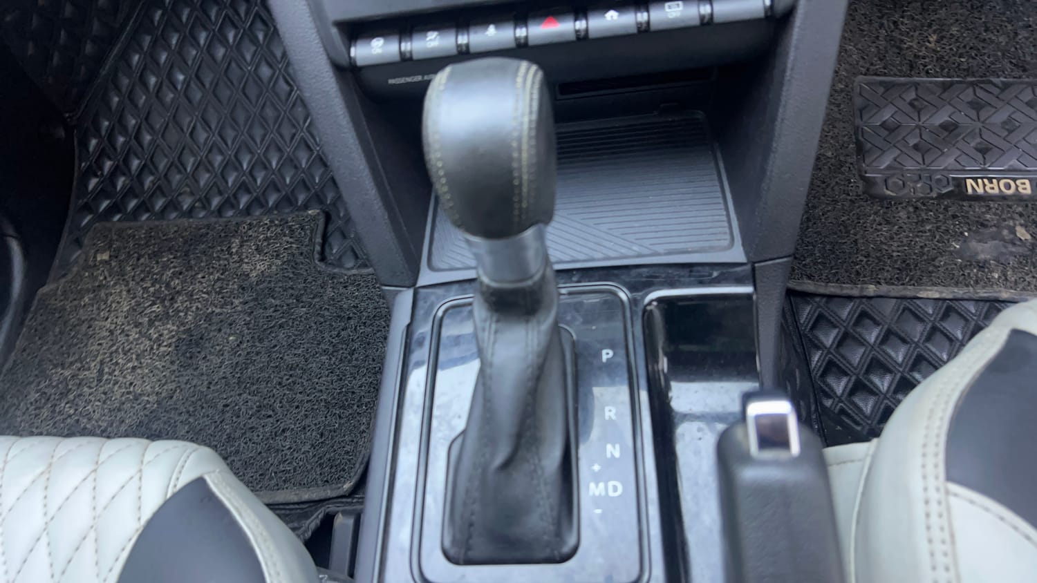 Used 2022 Mahindra XUV700 AX 5 Petrol AT 5 STR Petrol Automatic interior GEAR  KNOB VIEW