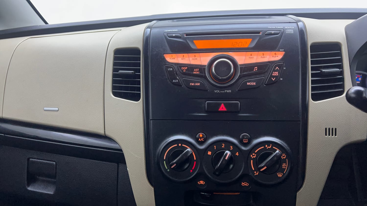 Used 2017 Maruti Suzuki Wagon R VXI Petrol Manual interior MUSIC SYSTEM & AC CONTROL VIEW