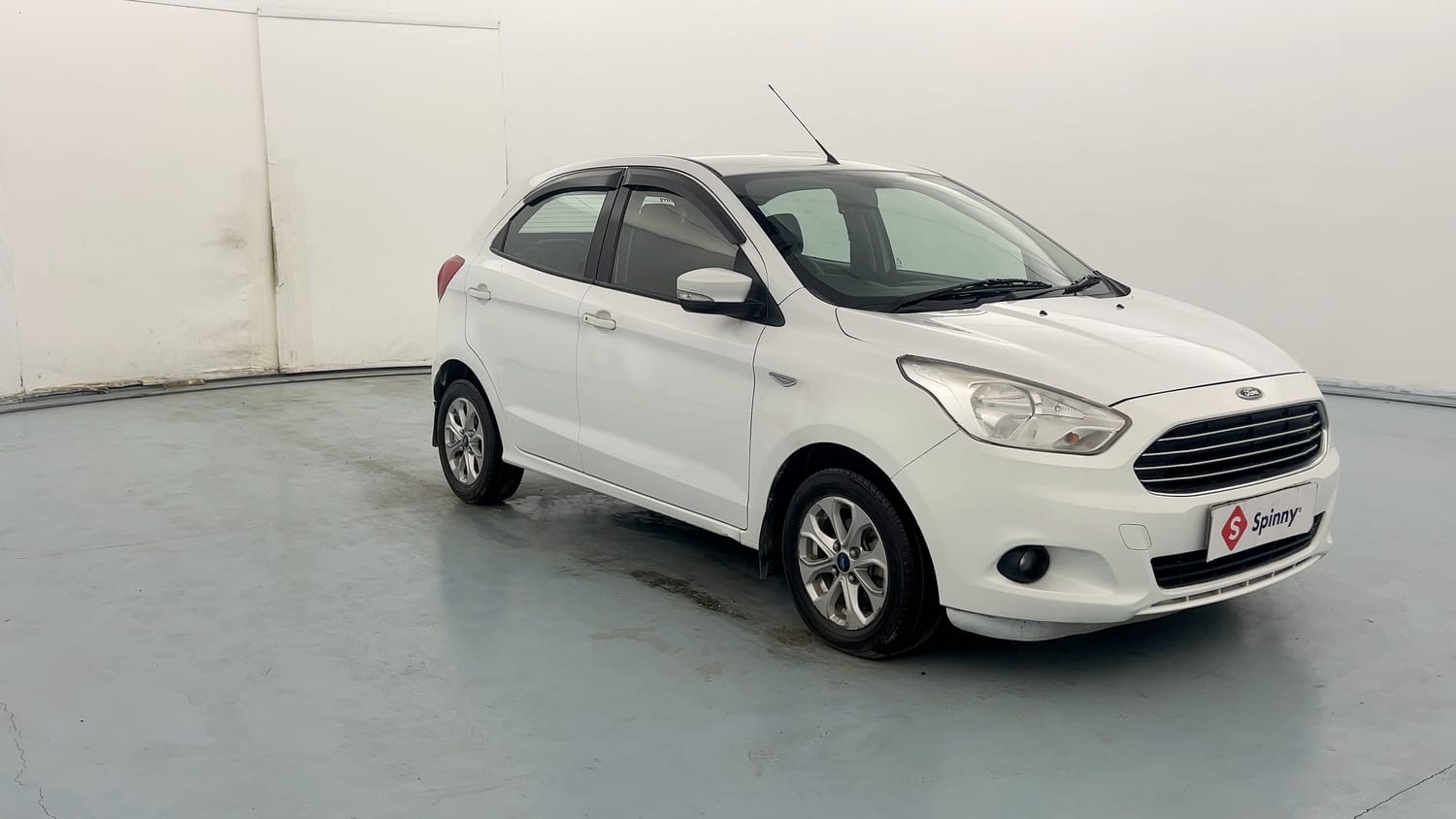 Used 2016 Ford Figo Titanium 1.5 Ti-VCT AT Petrol Automatic exterior RIGHT FRONT CORNER VIEW