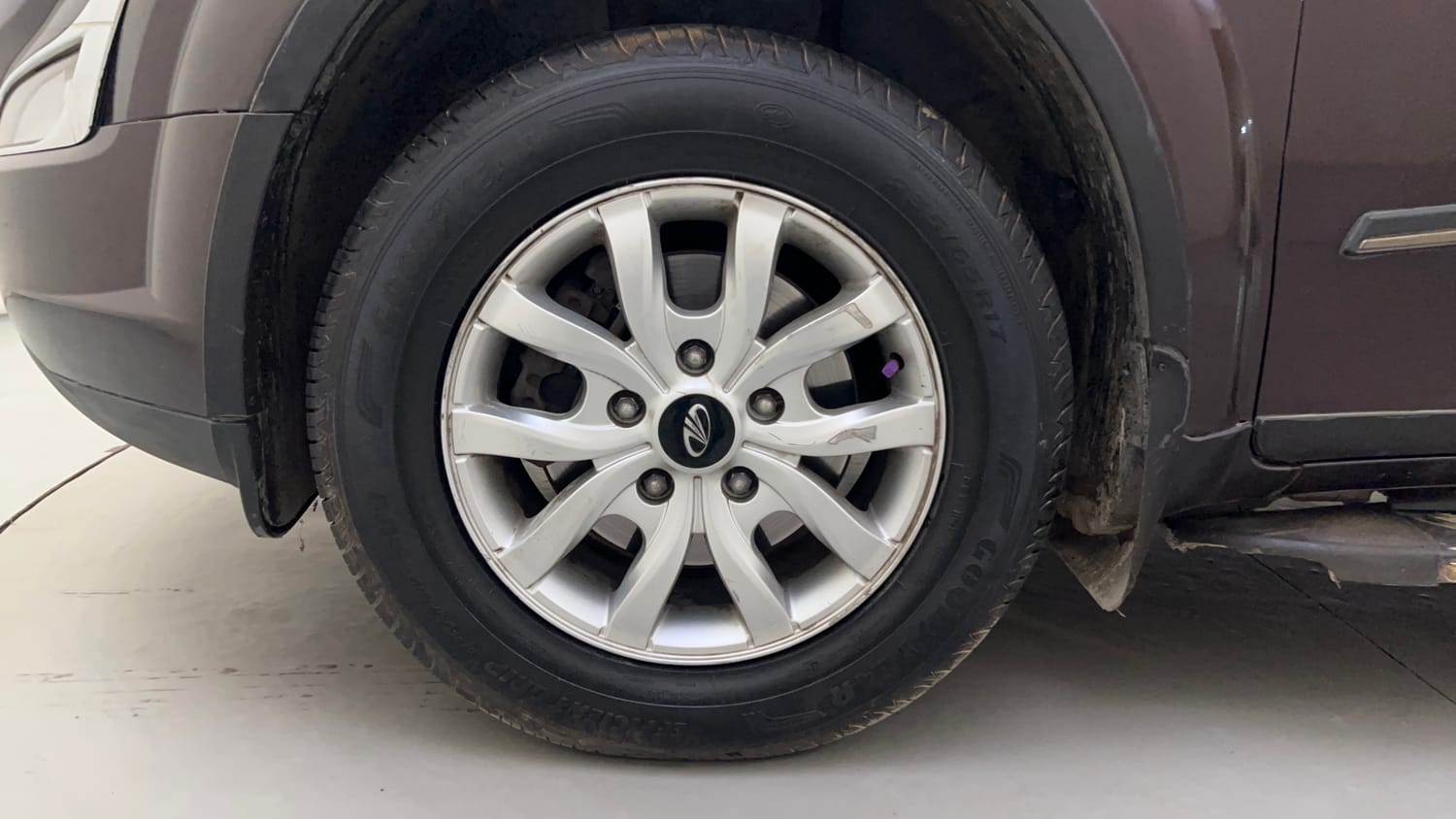 Used 2017 Mahindra XUV500 W10 AT Diesel Automatic tyres LEFT FRONT TYRE RIM VIEW
