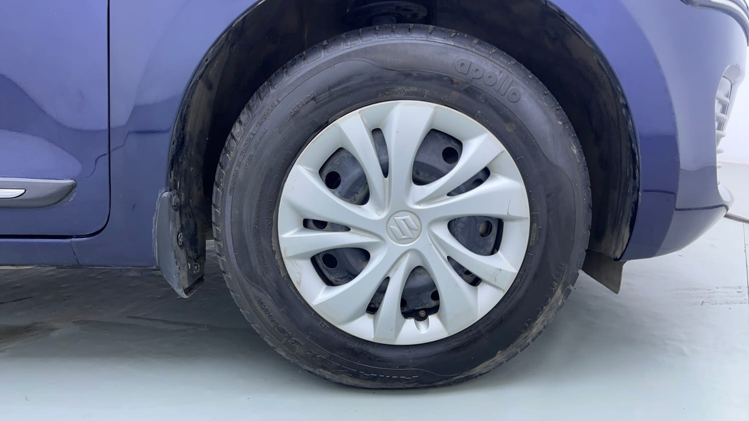 Used 2023 Maruti Suzuki Swift VXi AMT Petrol Automatic tyres RIGHT FRONT TYRE RIM VIEW