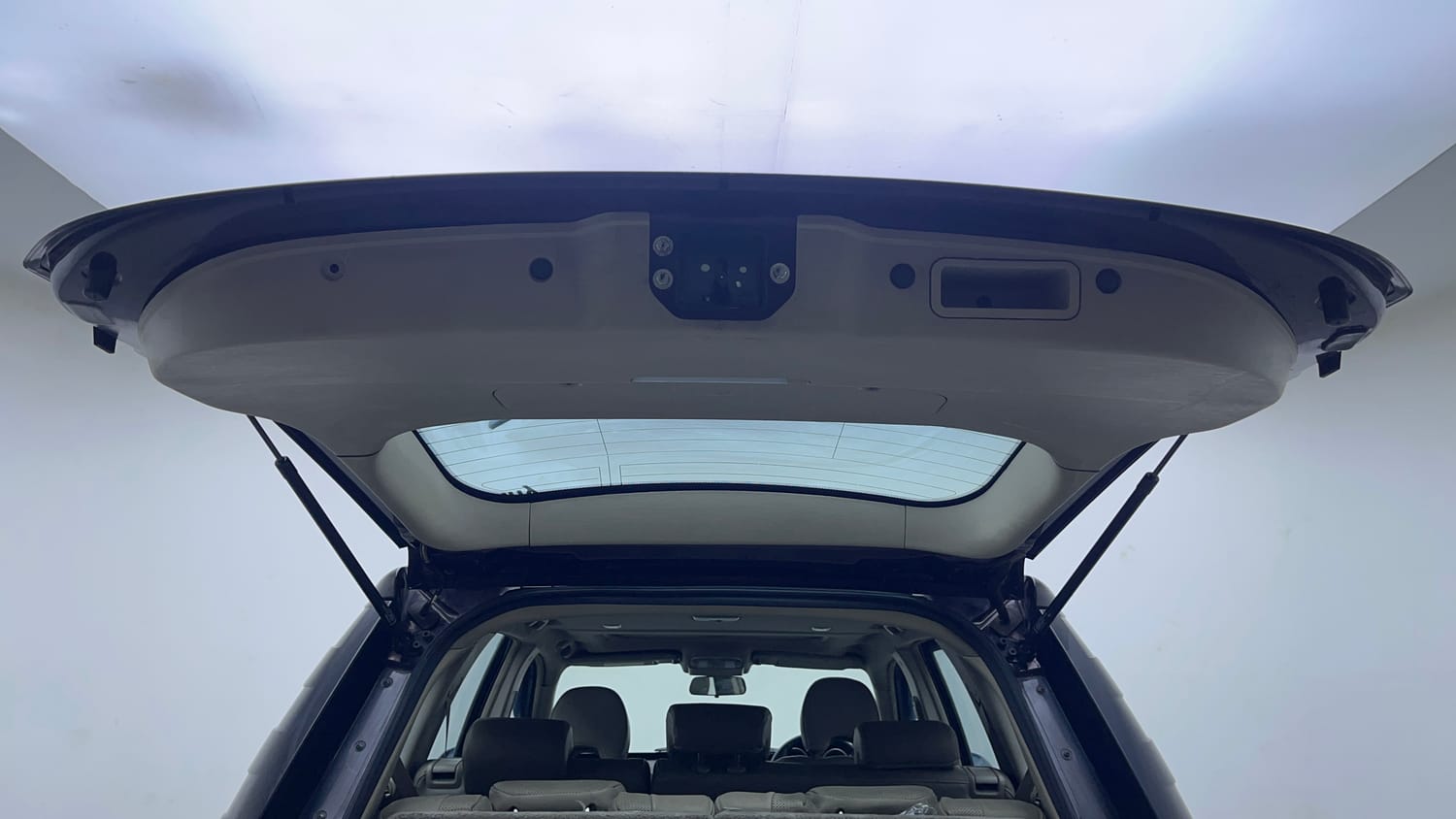 Used 2016 Mahindra XUV500 W10 AT Diesel Automatic interior DICKY DOOR OPEN VIEW