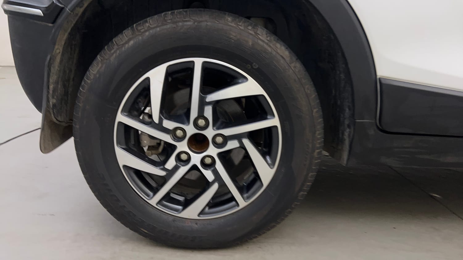 Used 2024 Mahindra XUV 300 W8 (O) 1.2 Petrol Petrol Manual tyres RIGHT REAR TYRE RIM VIEW