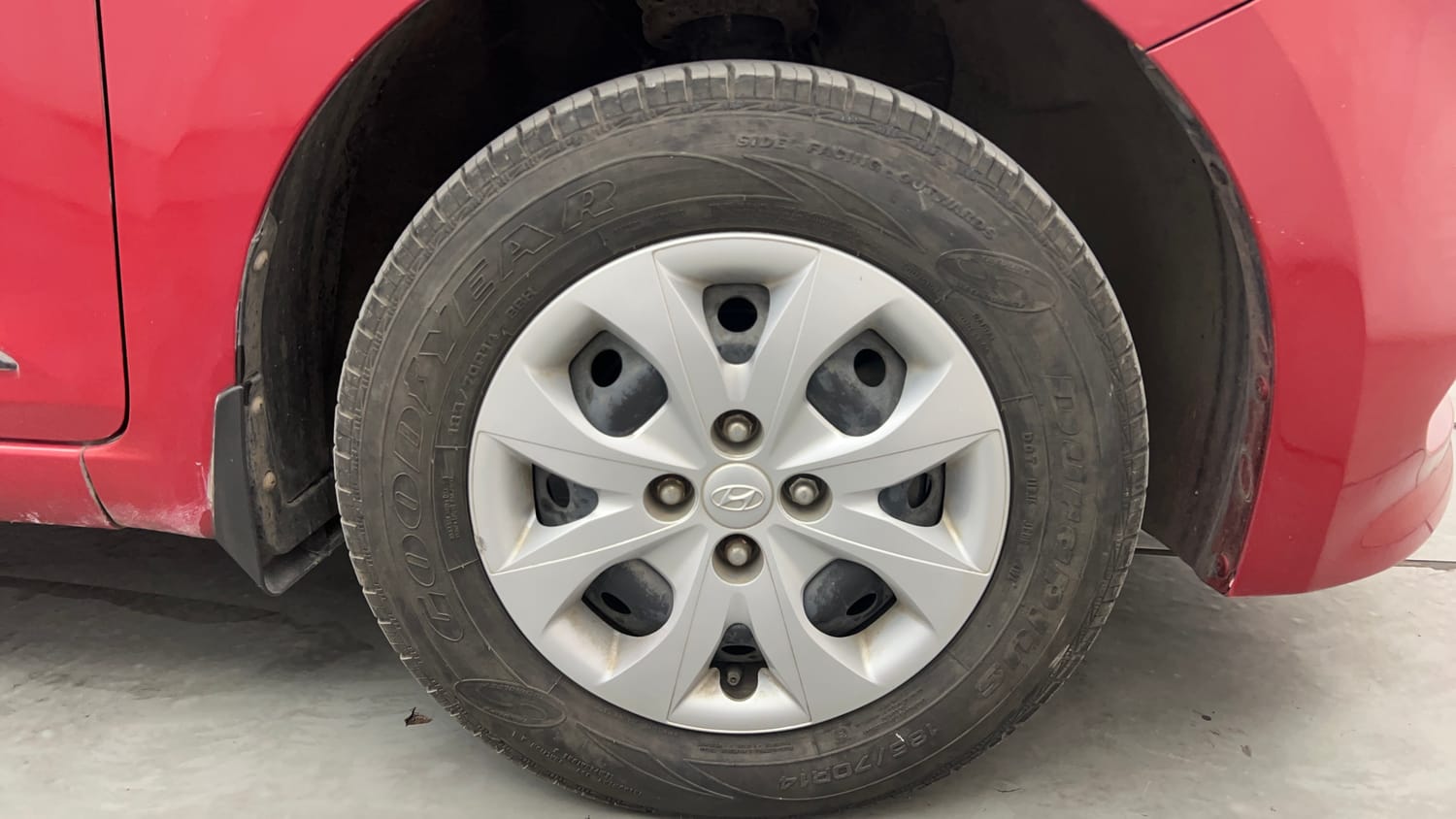 Used 2016 Hyundai Elite i20 Sportz 1.2 Petrol Manual tyres RIGHT FRONT TYRE RIM VIEW