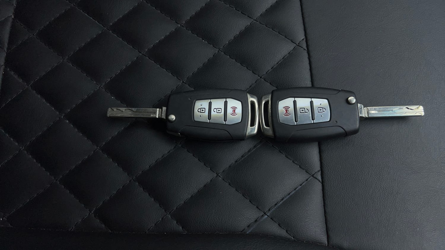 Used 2021 Mahindra XUV 300 W8 1.2 Petrol Petrol Manual extra CAR KEY VIEW