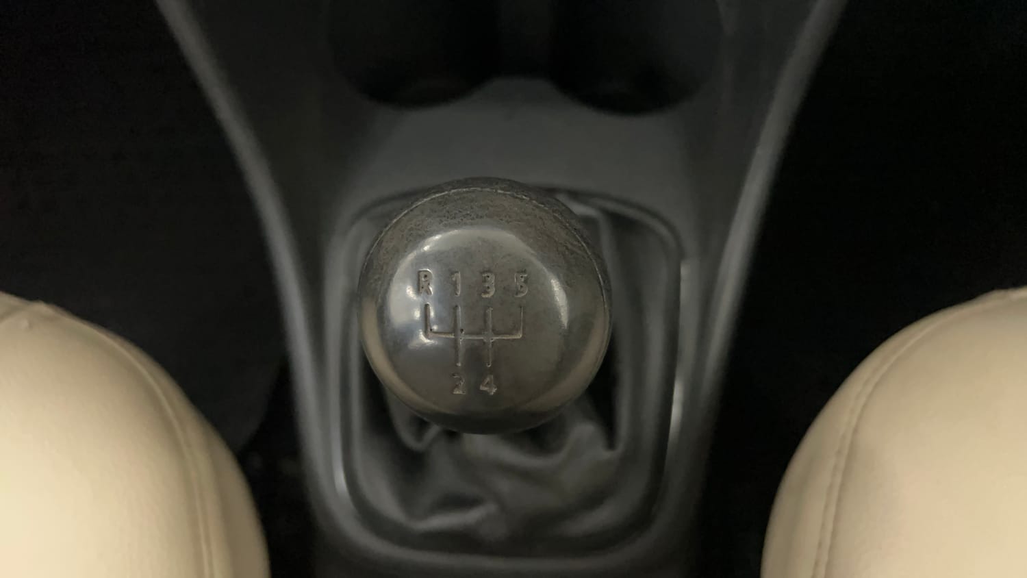 Used 2015 Volkswagen Polo Comfortline 1.2L (P) Petrol Manual interior GEAR  KNOB VIEW