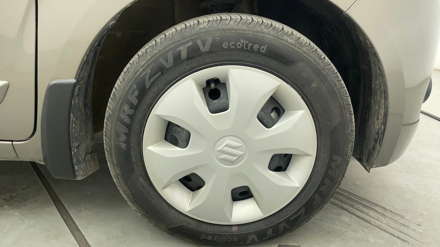 Used 2024 Maruti Suzuki Wagon R VXI 1.0 AGS Petrol Automatic tyres RIGHT FRONT TYRE RIM VIEW