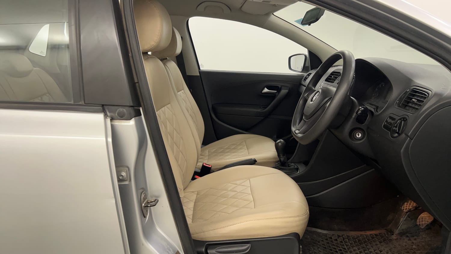 Used 2015 Volkswagen Polo Comfortline 1.2L (P) Petrol Manual interior RIGHT SIDE FRONT DOOR CABIN VIEW