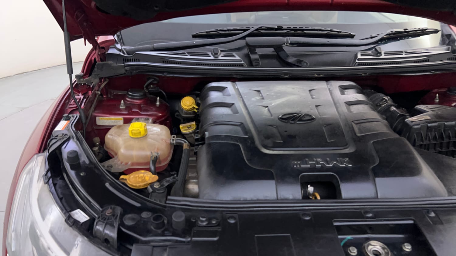 Used 2019 Mahindra XUV500 W9 AT Diesel Automatic engine ENGINE RIGHT SIDE HINGE & APRON VIEW