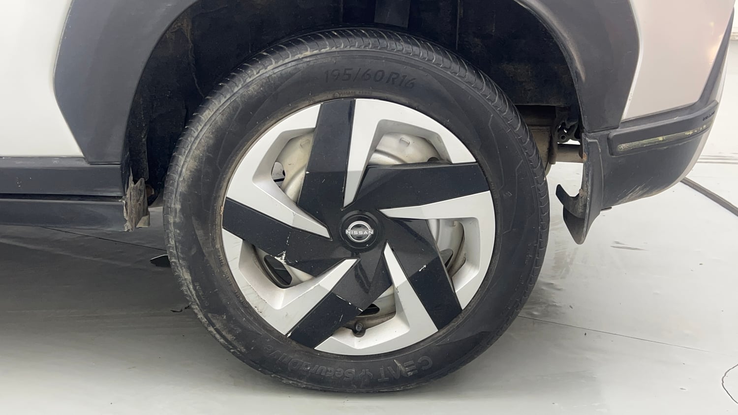 Used 2021 Nissan Magnite XE Petrol Manual tyres LEFT REAR TYRE RIM VIEW