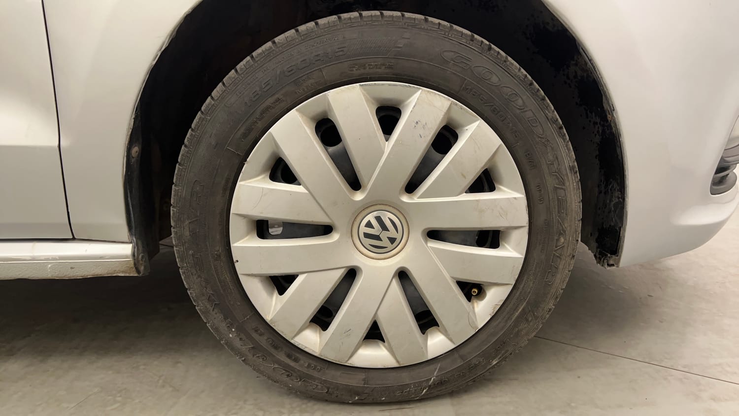 Used 2015 Volkswagen Polo Comfortline 1.2L (P) Petrol Manual tyres RIGHT FRONT TYRE RIM VIEW