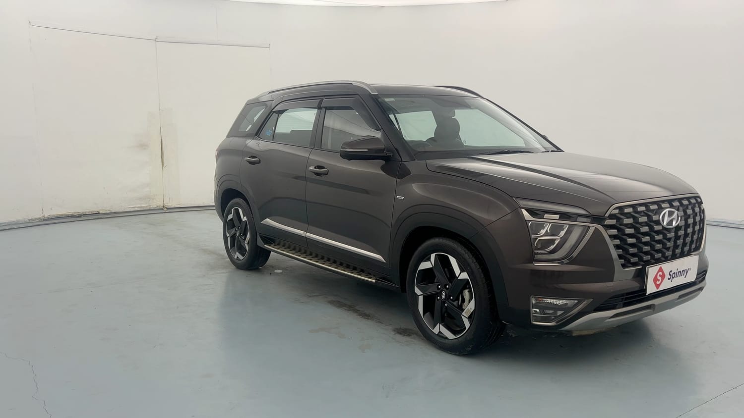 Used 2022 Hyundai Alcazar Signature (O) 7 Seater 1.5 Diesel AT Diesel Automatic exterior RIGHT FRONT CORNER VIEW